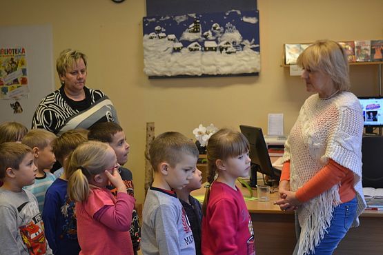 Grafika #0: Wizyta przedszkolaków w bibliotece.