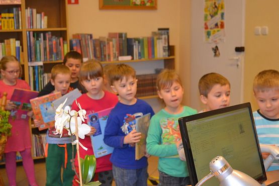 Grafika #2: Wizyta przedszkolaków w bibliotece.