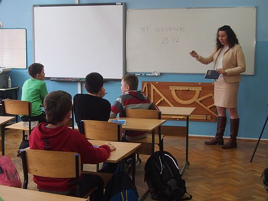 Grafika #2: Pierwsze zajęcia z języka angielskiego w ramach projektu "Nauka z przyjemnością"