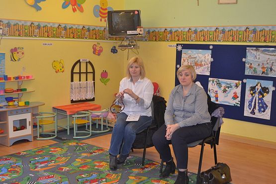 Grafika #0: Wizyta pani doktor w przedszkolu.