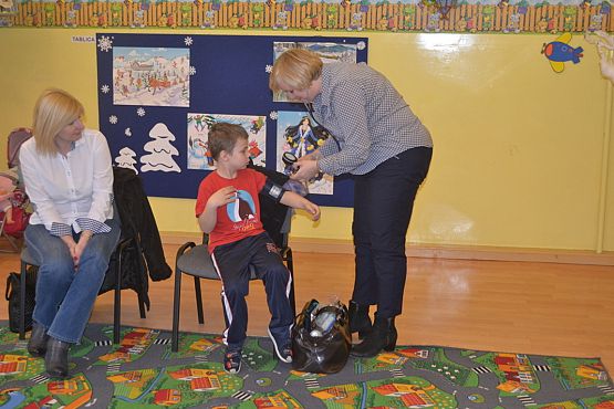 Grafika #6: Wizyta pani doktor w przedszkolu.