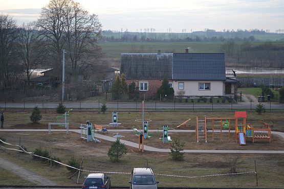 Grafika #0: Zakończono prace przy placu zabaw i siłowni zewnętrznej