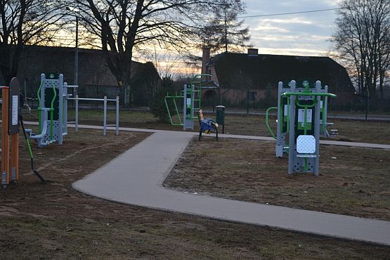 Grafika #7: Zakończono prace przy placu zabaw i siłowni zewnętrznej