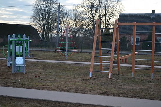 Grafika #9: Zakończono prace przy placu zabaw i siłowni zewnętrznej