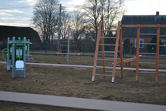 Grafika #10: Zakończono prace przy placu zabaw i siłowni zewnętrznej