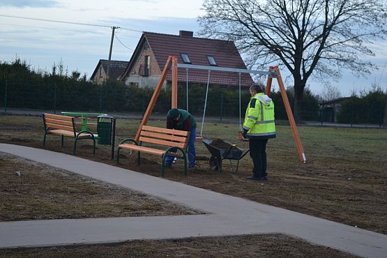 Grafika #11: Zakończono prace przy placu zabaw i siłowni zewnętrznej