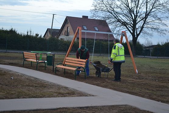Grafika #12: Zakończono prace przy placu zabaw i siłowni zewnętrznej
