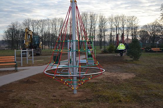 Grafika #20: Zakończono prace przy placu zabaw i siłowni zewnętrznej