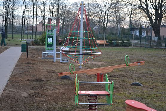 Grafika #24: Zakończono prace przy placu zabaw i siłowni zewnętrznej