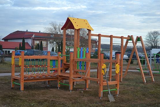 Grafika #26: Zakończono prace przy placu zabaw i siłowni zewnętrznej