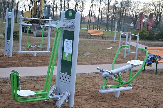 Grafika #28: Zakończono prace przy placu zabaw i siłowni zewnętrznej
