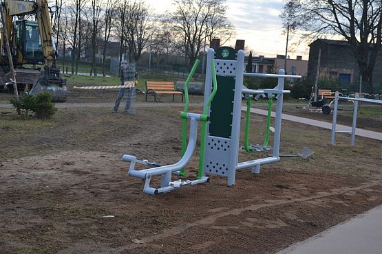 Grafika #30: Zakończono prace przy placu zabaw i siłowni zewnętrznej