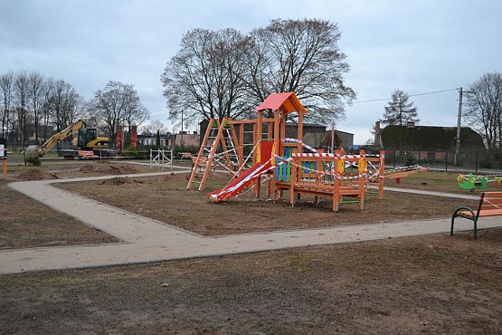 Grafika #16: Budowa placu zabaw i siłowni zewnętrznej.