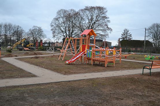 Grafika #15: Budowa placu zabaw i siłowni zewnętrznej.