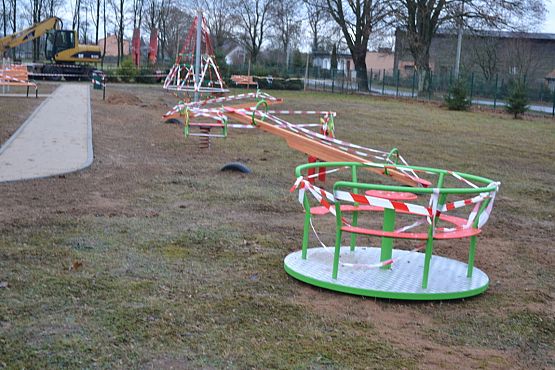 Grafika #14: Budowa placu zabaw i siłowni zewnętrznej.