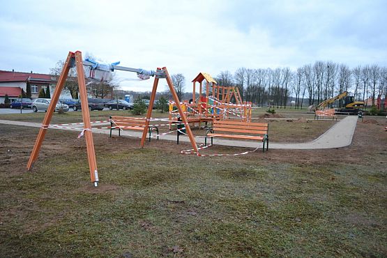 Grafika #13: Budowa placu zabaw i siłowni zewnętrznej.