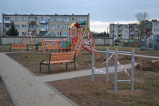 Grafika #12: Budowa placu zabaw i siłowni zewnętrznej.