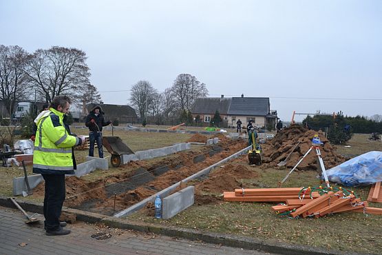 Grafika #11: Budowa placu zabaw i siłowni zewnętrznej.