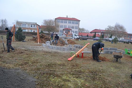 Grafika #6: Budowa placu zabaw i siłowni zewnętrznej.