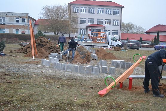 Grafika #5: Budowa placu zabaw i siłowni zewnętrznej.