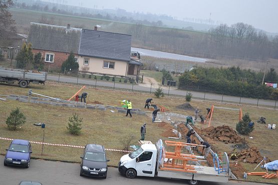 Grafika #1: Budowa placu zabaw i siłowni zewnętrznej.