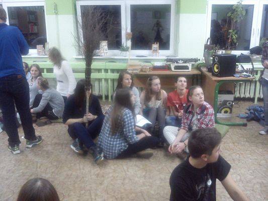 Grafika #6: Gimnazjaliści na "Bardzo długiej lekcji języka polskiego"