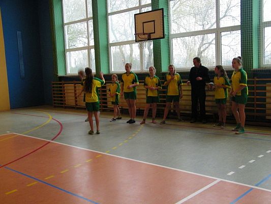 Grafika #4: Zawody piłki siatkowej dziewcząt klas IV- VI.