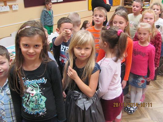 Grafika #0: Zabawa andrzejkowa klas pierwszych.