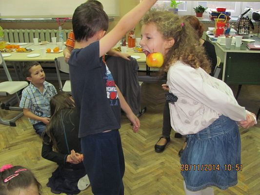 Grafika #10: Zabawa andrzejkowa klas pierwszych.