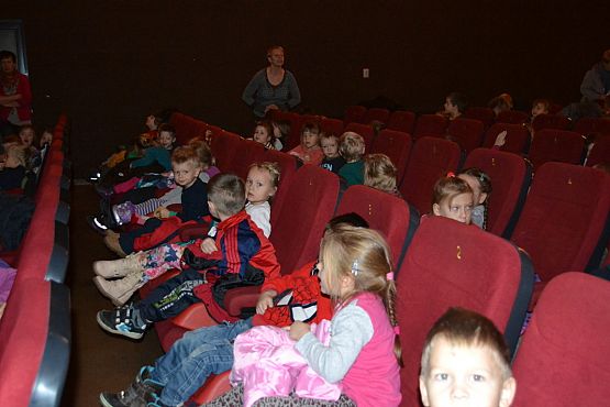Grafika #0: Przedszkolaki na przedstawieniu teatralnym