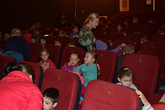 Grafika #1: Przedszkolaki na przedstawieniu teatralnym
