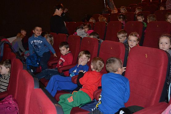 Grafika #2: Przedszkolaki na przedstawieniu teatralnym