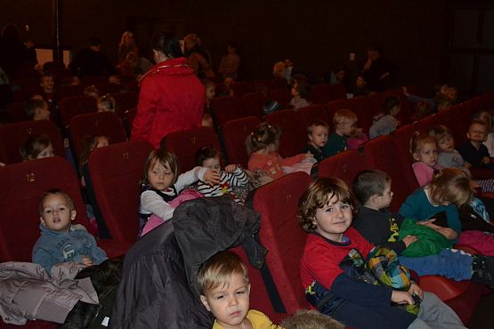 Grafika #3: Przedszkolaki na przedstawieniu teatralnym