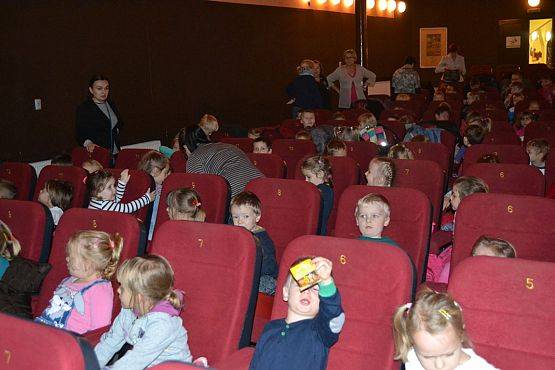 Grafika #5: Przedszkolaki na przedstawieniu teatralnym