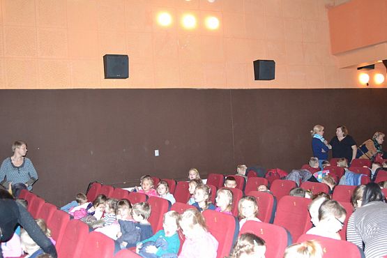 Grafika #6: Przedszkolaki na przedstawieniu teatralnym