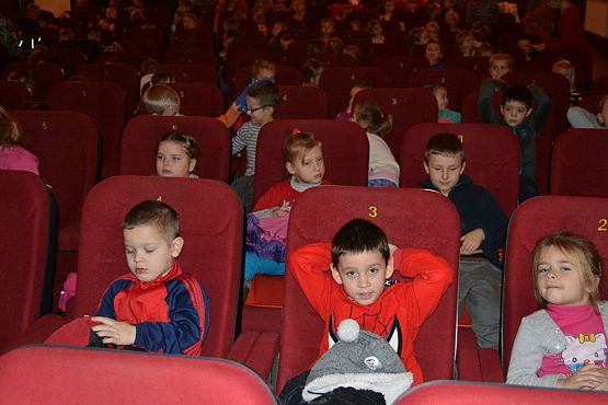 Grafika #7: Przedszkolaki na przedstawieniu teatralnym