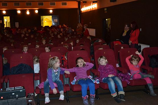 Grafika #8: Przedszkolaki na przedstawieniu teatralnym