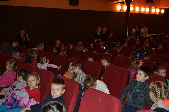 Grafika #9: Przedszkolaki na przedstawieniu teatralnym