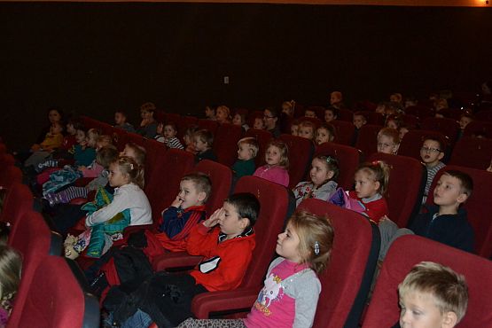 Grafika #10: Przedszkolaki na przedstawieniu teatralnym