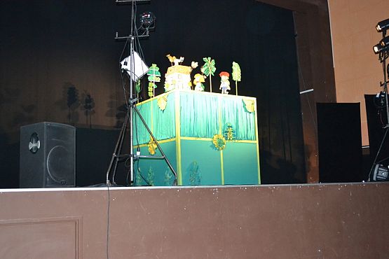 Grafika #11: Przedszkolaki na przedstawieniu teatralnym