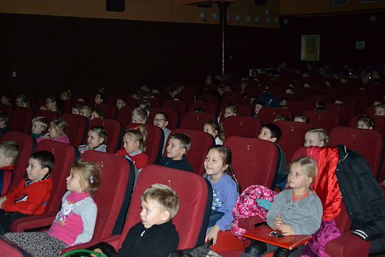 Grafika #12: Przedszkolaki na przedstawieniu teatralnym