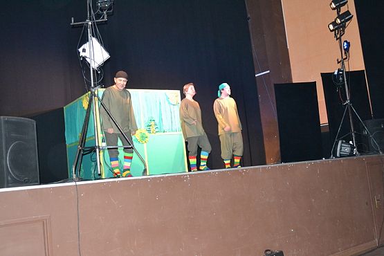 Grafika #13: Przedszkolaki na przedstawieniu teatralnym