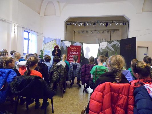 Grafika #2: Przedstawienie teatralne w języku angielskim