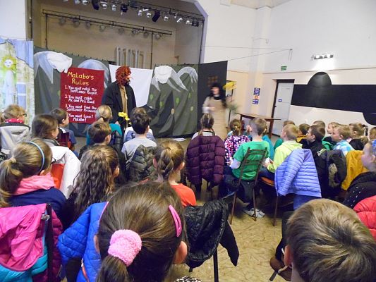 Grafika #3: Przedstawienie teatralne w języku angielskim