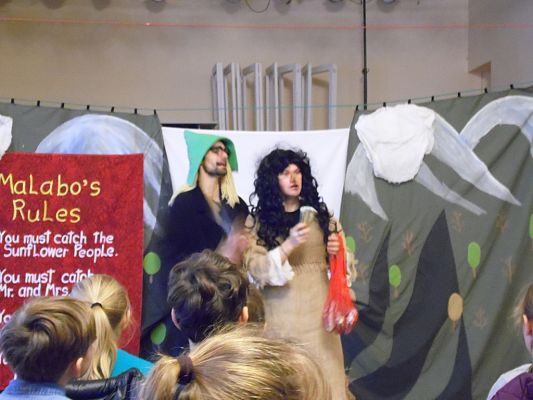 Grafika #4: Przedstawienie teatralne w języku angielskim