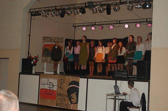 Grafika #18: Młodzież naszej szkoły gościnnie wystąpiła w Zespole Szkół w Garczegorzu i Gminnym Ośrodku Kultury w Nowej Wsi Lęborskiej z programem patriotycznym