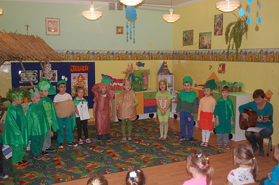 Grafika #3: Przedstawienie edukacyjne \ Na straganie "