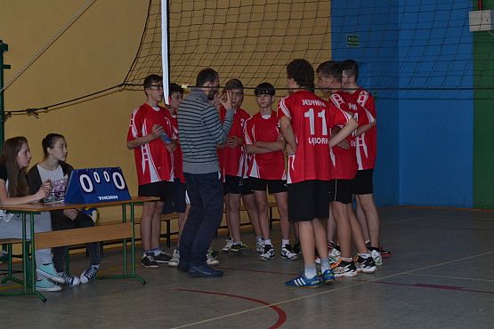 Grafika #8: XIII Turniej Piłki Siatkowej z okazji Święta Niepodległości o puchar dyrektora Zespołu Szkół im. Jana Pawła II w Łebieniu