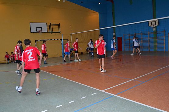 Grafika #11: XIII Turniej Piłki Siatkowej z okazji Święta Niepodległości o puchar dyrektora Zespołu Szkół im. Jana Pawła II w Łebieniu