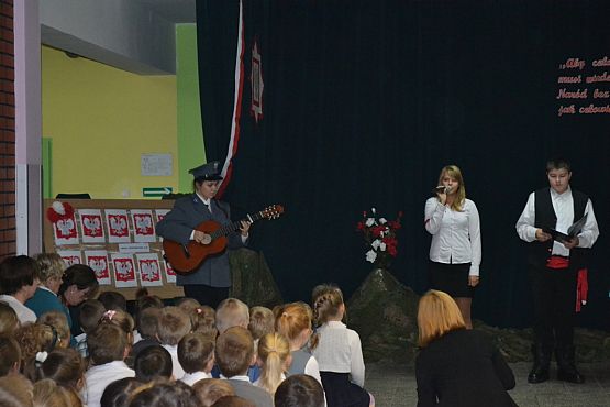 Grafika #6: Uroczysty apel z okazji Narodowego Święta Niepodległości